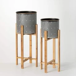 SULLIVANS Black and White Gemoetric Pattern Metal Planter on Stand (Set of 2)